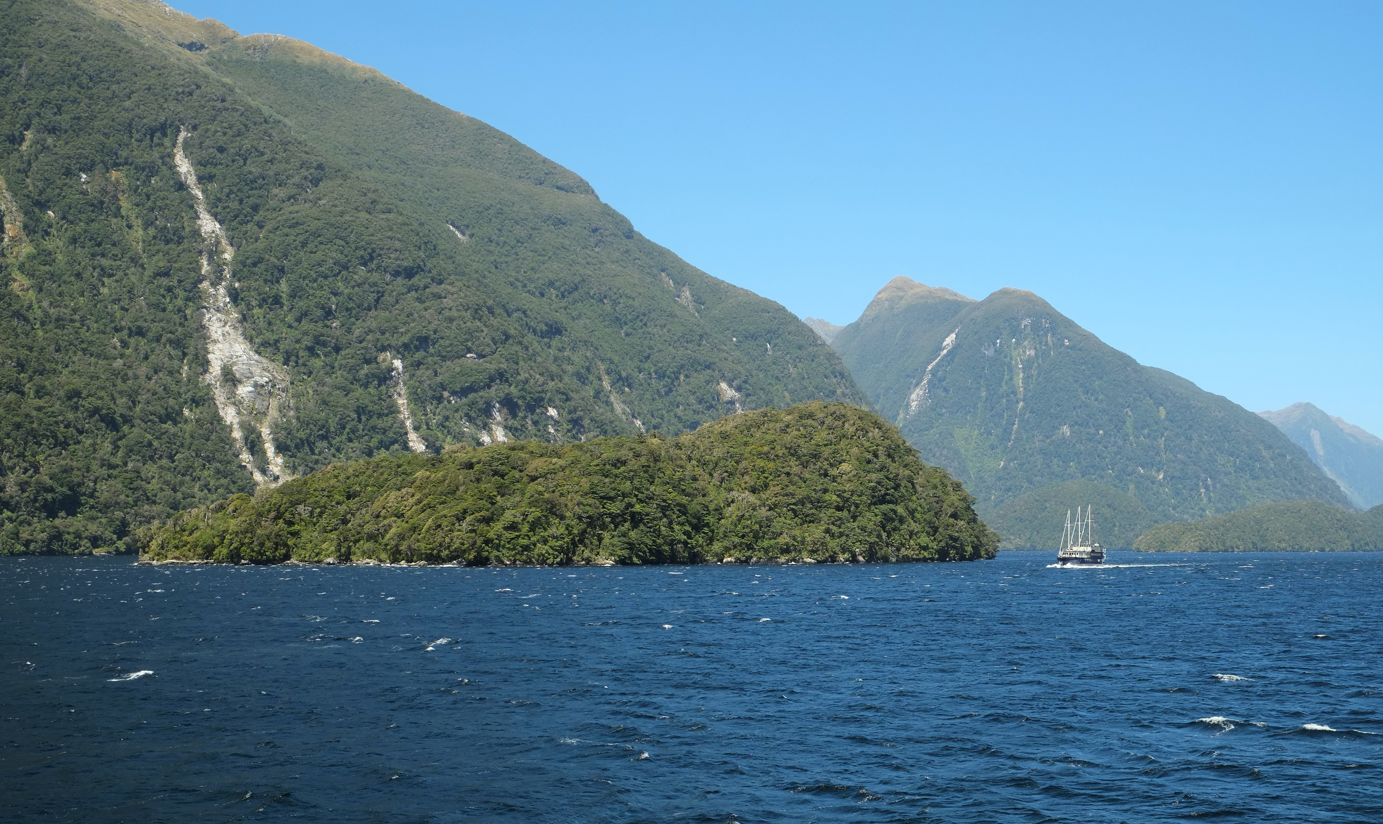 Magical experience and stunning scenary at the Doubtful Sound Wilderness cruise and Fiordland National Park