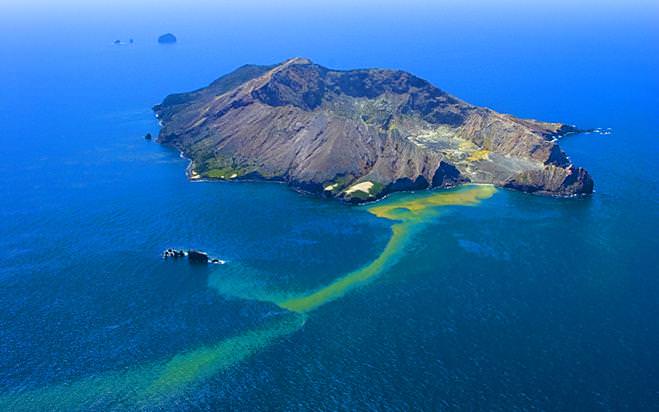 White Island Tour - 6 hour adventure to explore New Zealand with insights about the marine volcanoes 