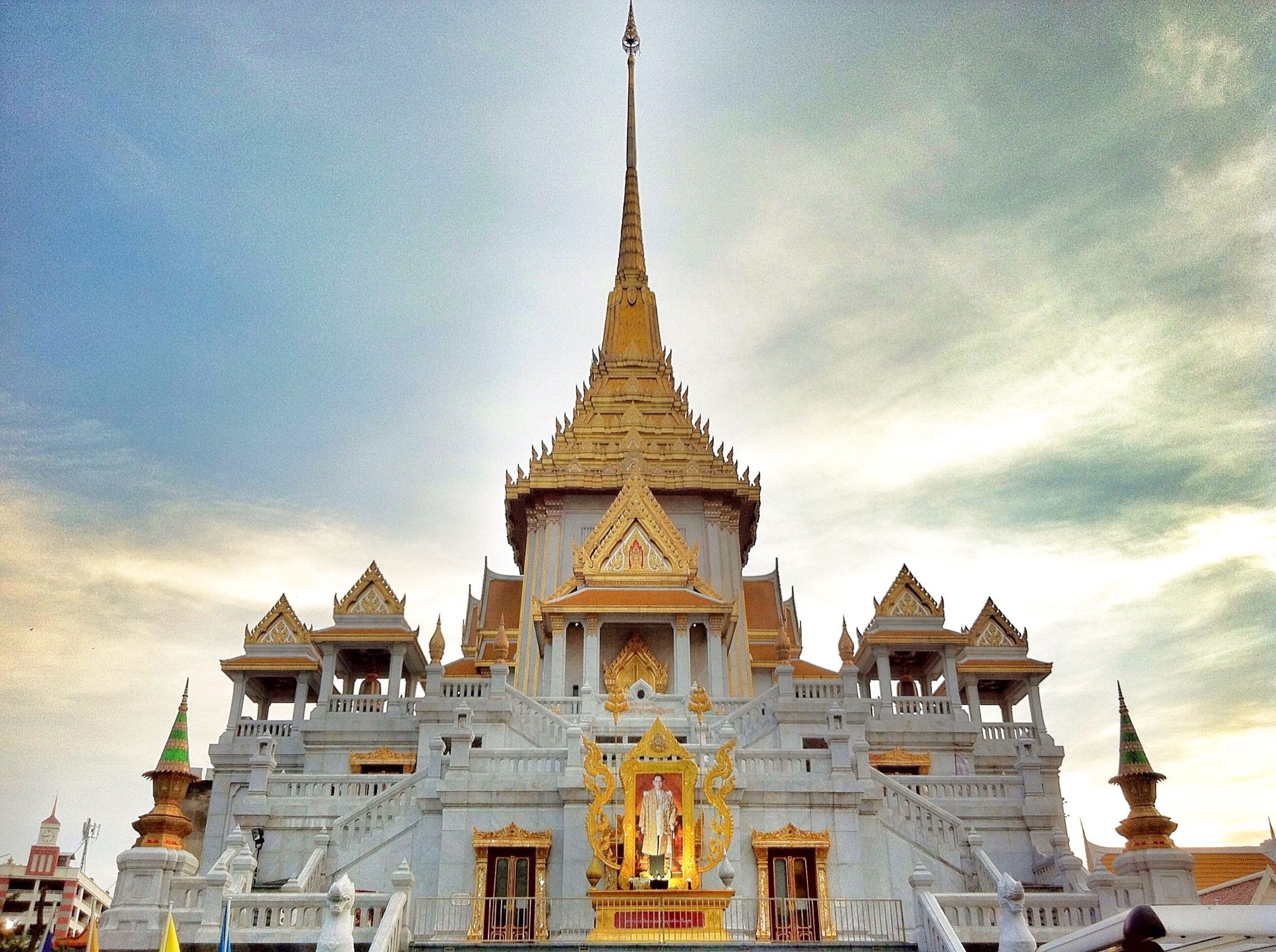 Bangkok - City Tour Wat Traimit and Wat Mahapruettaram with Gems Gallery with Shared transfers