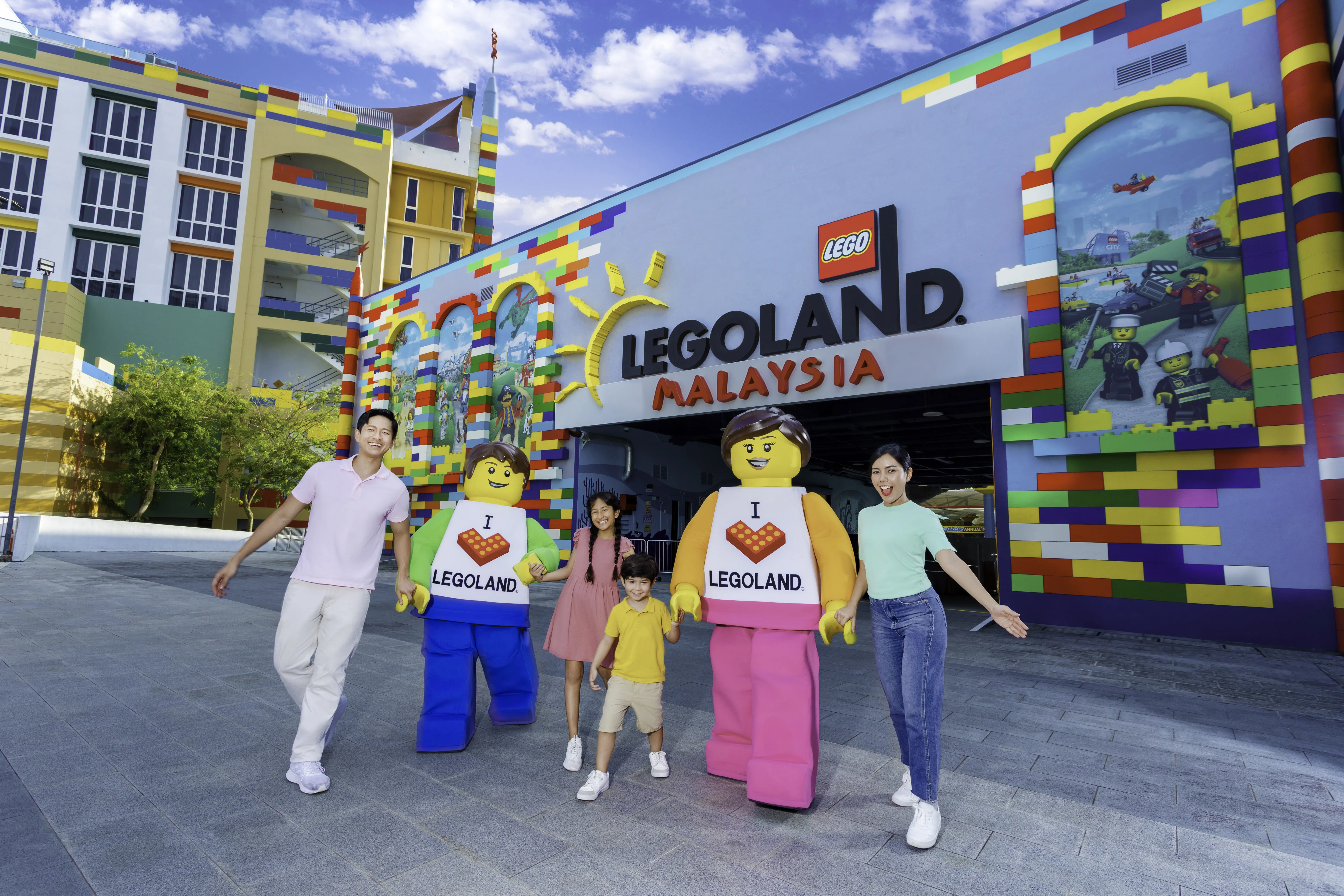 Roundtrip transfer to Legoland and Legoland theme park tickets 
