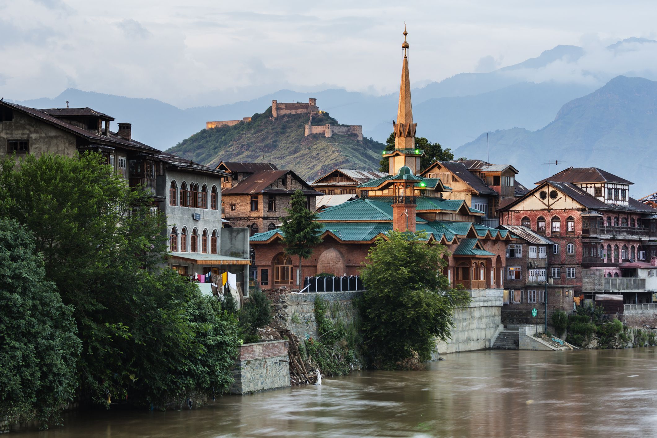 Pahalgam to Srinagar with Mughal Gardens & City Tour
