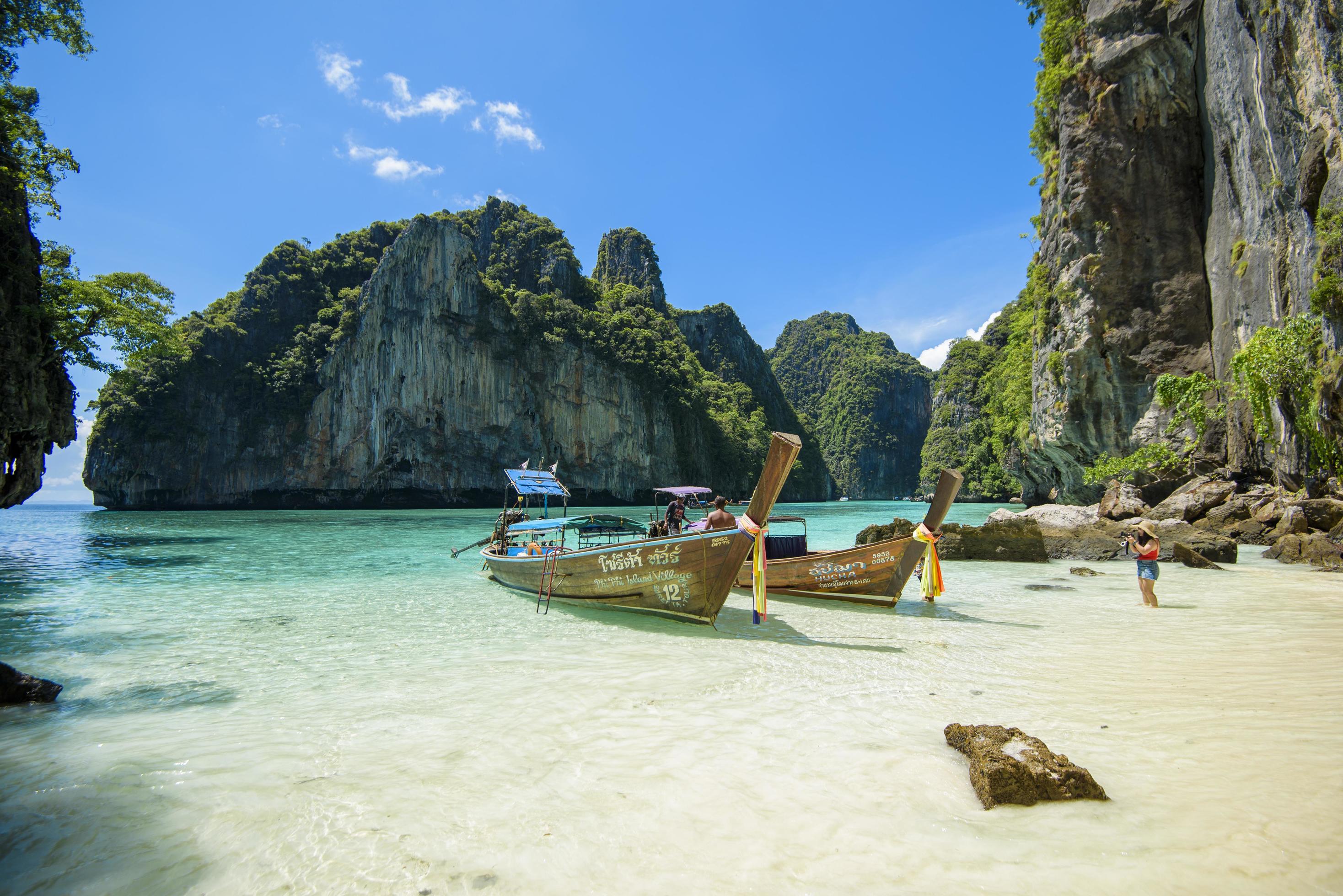 Phi Phi-Island Hopping Half Day by Longtail boat (Morning - 9:30) (Including Island Fee) (Meeting Point - Mc Donalds ) - Tonsai Pier