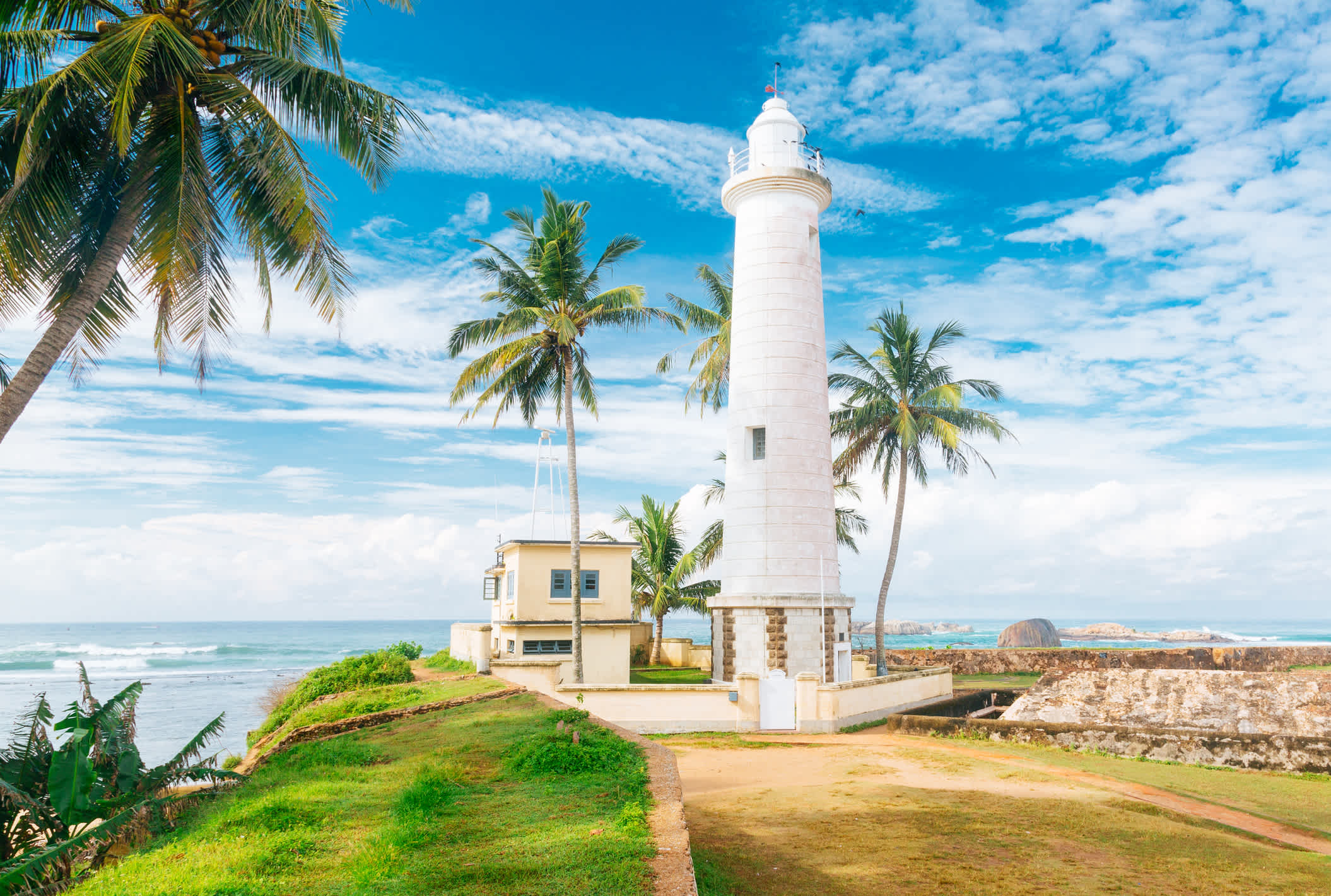 Mirrisa city tour - Parrot rock formation, Cocunut hills, Lunch at a beach cafe & evening galle fort tour