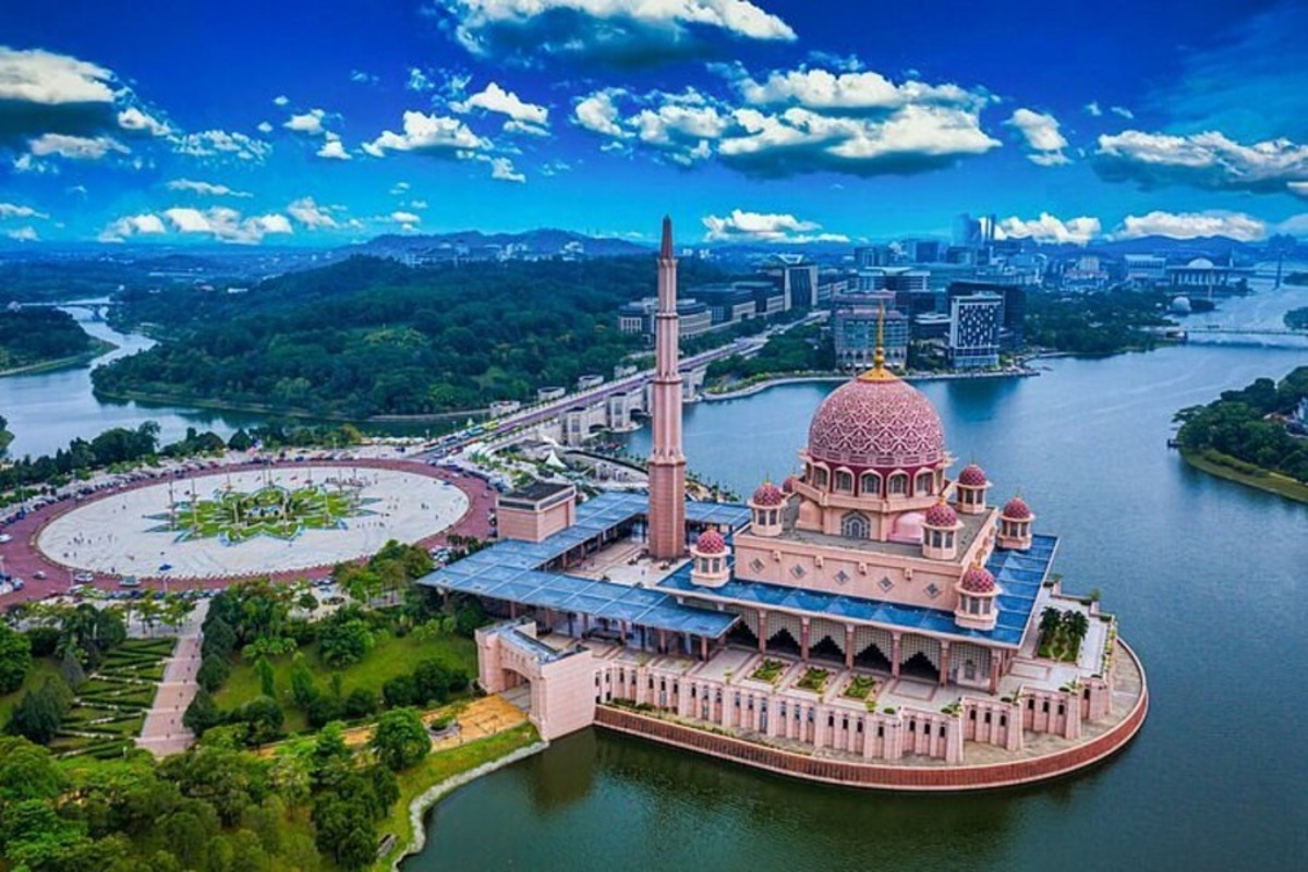 Enroute 1 hr photo stop at Putrajaya : 1 hour photo-taking in Putrajaya : pinkish Putra Mosque, Dataran Putra overlooking the Putrajaya Lake, Putra Bridge on private basis