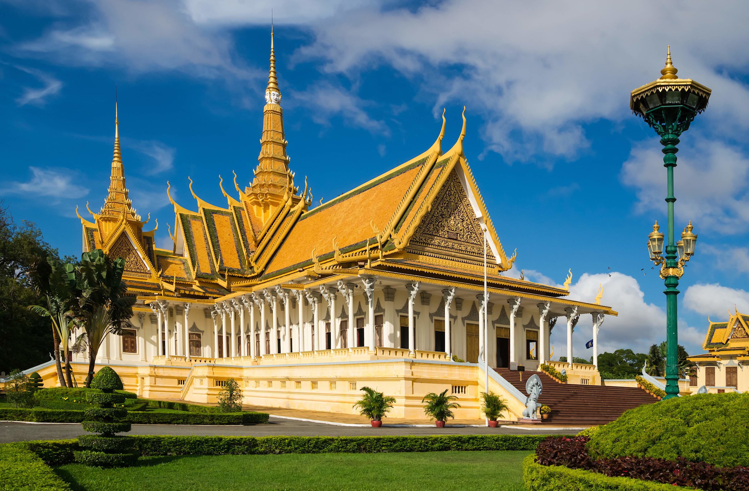 Inexpensive 8 night itinerary to tour Cambodia.