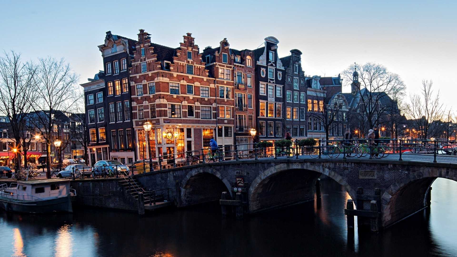 Celebrate Tulip festival in Keukenhof Gardens and stay in Amsterdam for 4 nights 